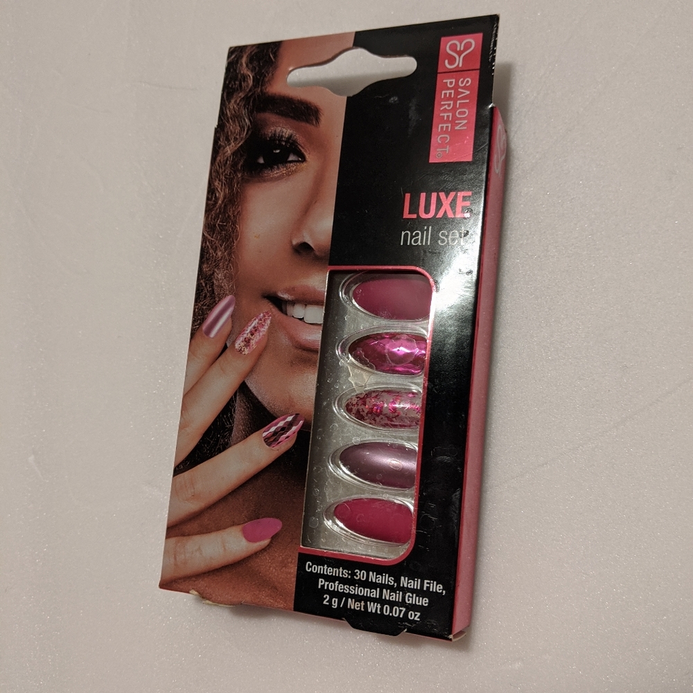 Salon Perfect Luxe Nails Fuschia medium oval shape